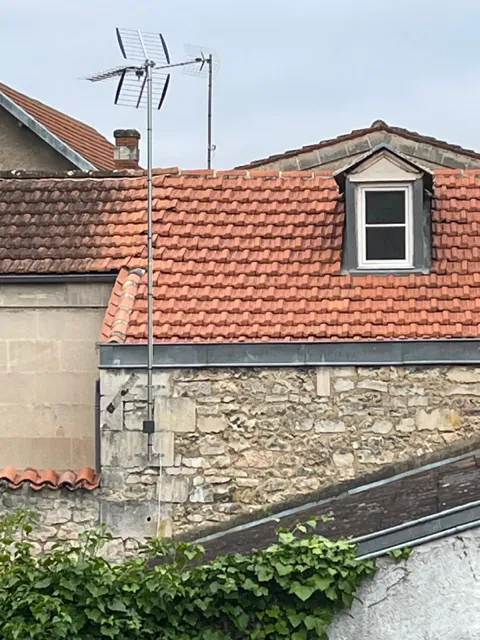 Toiture en tuiles avec lucarne et bande de zinc, par Couverture 2000