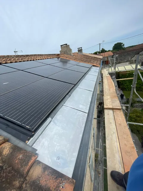 Zinguerie posée par Couverture 2000 autour de panneaux solaires